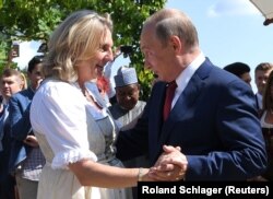 Президент Росії Володимир Путін на весіллі тодішнього міністра закордонних справ Австрії Карін Кнайсль, 18 серпня 2018 року. Тоді вплив Кремля у Відні був, ймовірно, у зеніті