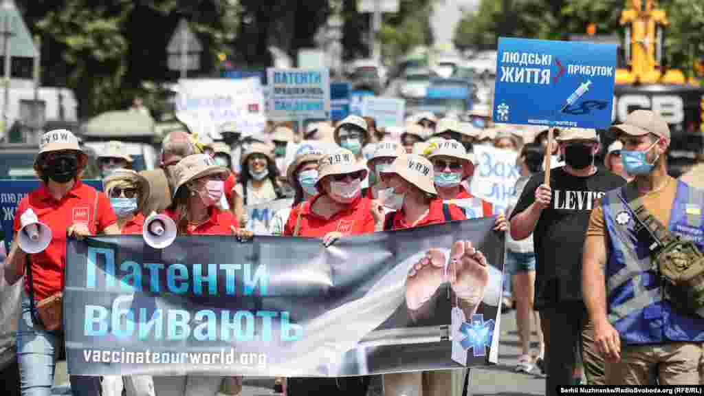 Учасники акції на підтримку глобальної компанії «Вакцинуйте наш світ» йдуть вулицями Києва