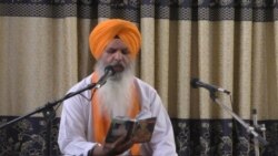 د سیکانو یو ګورو په ګوردواره کې د خپل سپېڅلي کتاب پاڼې لولي