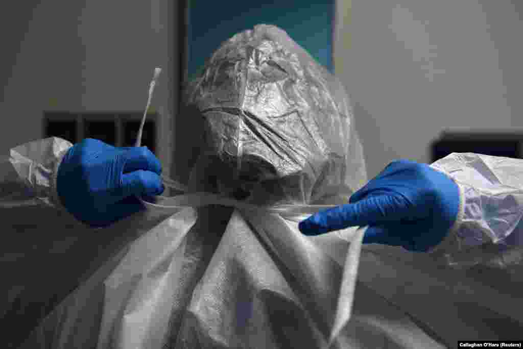 Медичний працівник надягає захисні засоби під час лікування хворих на коронавірус у відділенні інтенсивної терапії в United Memorial Medical Center у Х'юстоні, штат Техас