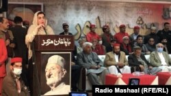 ثمر بلور په پېښور کې د بشير بلور اتم تلين ته د وينا پر مهال: عکس له ارشېفه