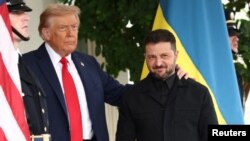 Donald Trump îl întâmpină pe Volodimir Zelenski la Casa Albă, 18 august 2025.