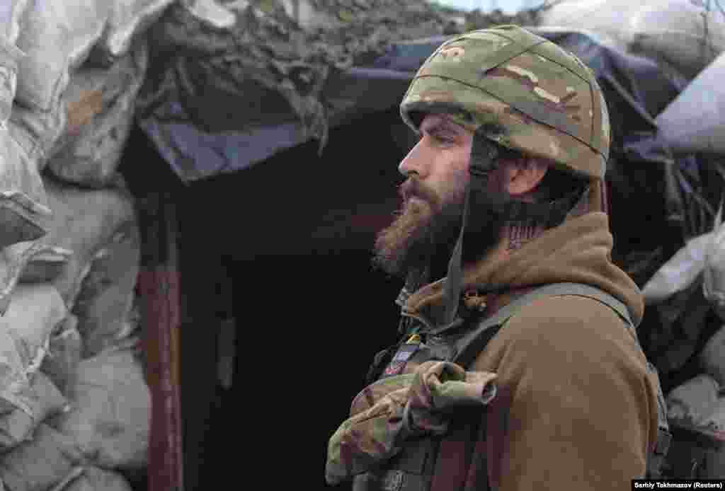 Український військовослужбовець на варті біля окупованого Донецька. Речник президента Росії Дмитро Пєсков раніше заявляв, що Росія «переміщує війська в межах власної території на свій розсуд, і це нікого не повинно стосуватися». Такою була його реакція на те, що головнокомандувач Збройних сил України Руслан Хомчак заявив, що Росія під виглядом підготовки до стратегічних навчань «Захід-2021» стягує з усієї території тактичні групи до східних кордонів України