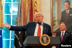 Президент США Дональд Трамп виступає під час церемонії складання присяги Віткоффом в Овальному кабінеті Білого дому у Вашингтоні, округ Колумбія, США, 6 травня 2025 року