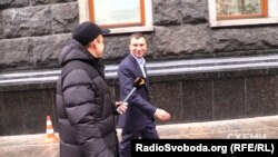 Андрія Іванчука знімальна група програми щороку зустрічає біля АП в цей період