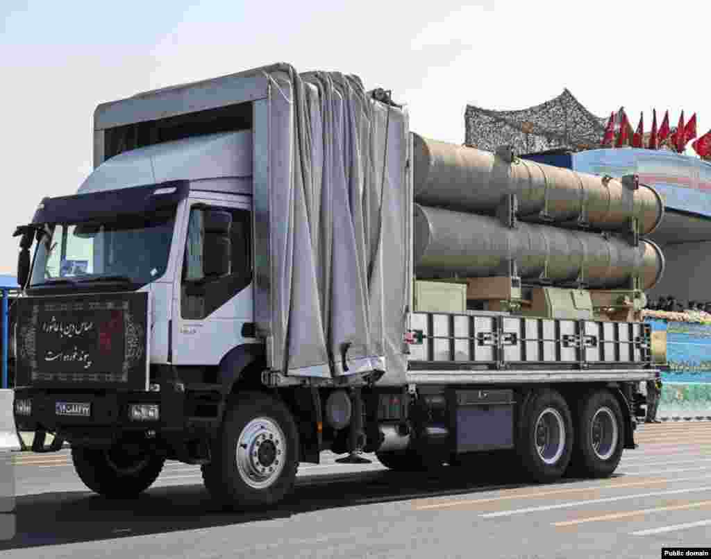 Демонстрація ракетного комплексу Fath-360 в Тегерані у вересні 2022 року. Ракетні блоки заховані всередині причепа вантажівки. Сама система зовні схожа на цивільний автомобіль, це ускладнює її виявлення з повітря. Ракети Fath-360 мають відносно неточний радіус ураження – близько 30 метрів. Це означає, що вони, ймовірно, будуть використовуватися проти великих нерухомих цілей, таких як будівлі та об'єкти інфраструктури