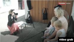 Victoria Roșcina în timp ce filma un reportaj