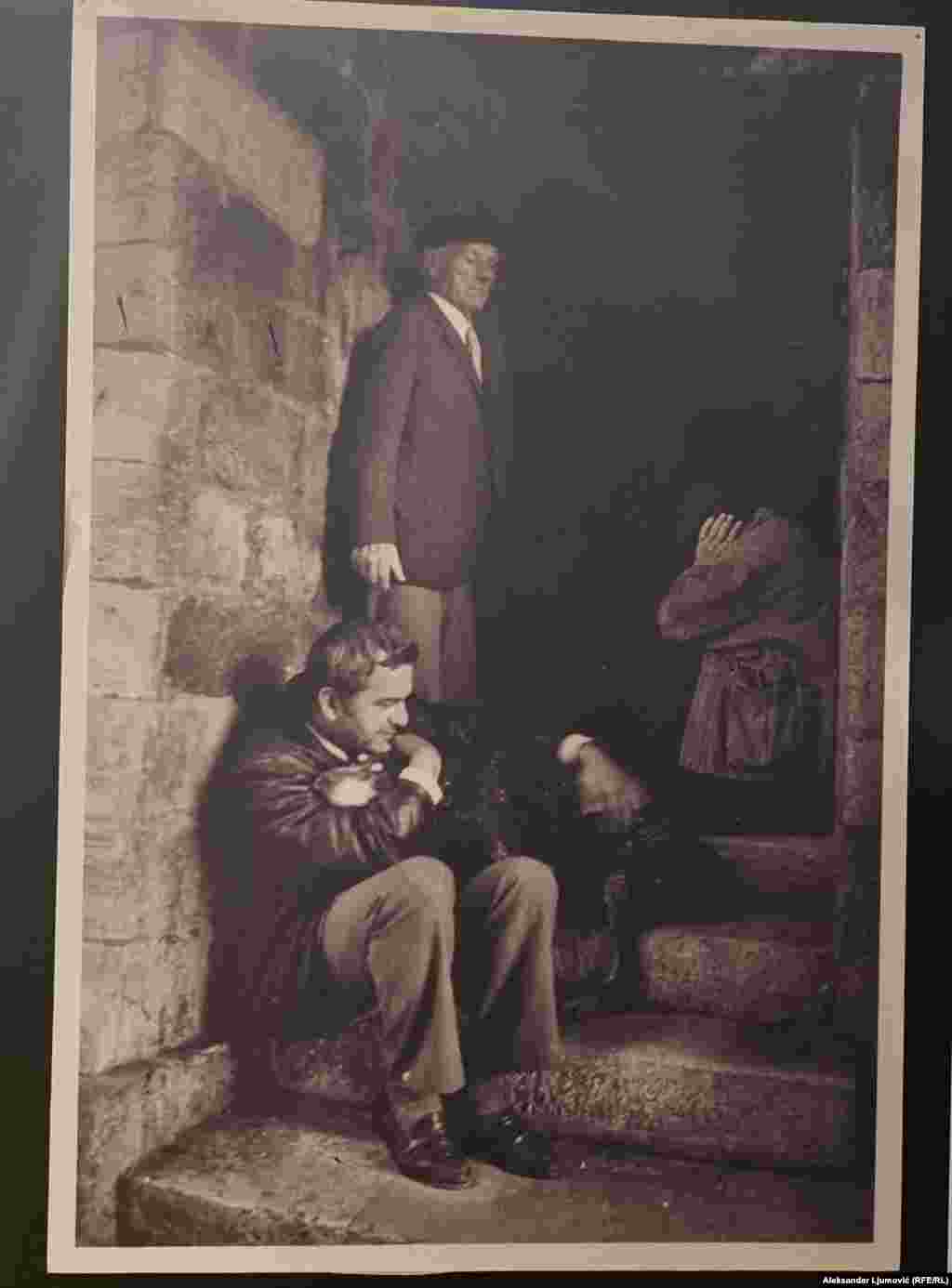 Dana 6. decembra 1991. godine srpski i crnogorski dobrovoljci započeli su jedan od najžešćih napada na opkoljeni Dubrovnik, čije je jezgro bilo intenzivno bombardovano.Upravo tog dana, mladi dubrovački fotograf Pavo Urban zabilježio je posljedice granatiranja. Njegove fotografije smatraju se nekim od najupečatljivijih i najvažnijih dokumenata rata.Posljednju je snimio neposredno prije svoje pogibije.