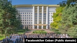 Membri ai blocului „Alternativa" în scuarul Parlamentului, la lansarea în campania electorală - Chișinău, 29 august