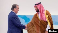 19 июл, Ҷидда. Президенти Тоҷикистон Эмомалӣ Раҳмон ва валиаҳди Арабистони Саудӣ шоҳзода Муҳаммад бин Салмон дар ҳошияи нишасти Сарони давлатҳои Осиёи Марказӣ ва кишварҳои арабии Халиҷи Форс дидор кард.
