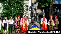 Біля пам'ятнику Борису Грінченку (1863–1910) в Києві, 4 травня 2018 року