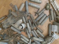 «Усе, що прилітає». Вистава «Голоси» розпочинається і того, що режисер стукає по усіх уламках та гільзах