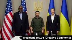 Президент України Володимир Зеленський (посередині) під час зустрічі з міністром оборони США Ллойдом Остіном (ліворуч) і держсекретарем США Ентоні Блінкеном (праворуч). Київ, 24 квітня 2022 рок