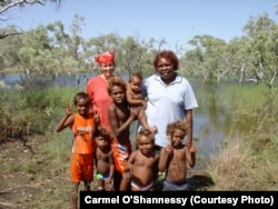 Австралийские аборигены вместе с их белой подругой