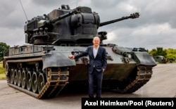 Канцлер Німеччини Олаф Шольц біля німецької зенітної самохідної установки Gepard під час відвідування програми навчання українських військових на полігоні в Путлосі поблизу Ольденбурга, Німеччина, 25 серпня 2022 року