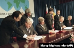 Президент Росії Борис Єльцин (ліворуч), президент США Білл Клінтон (в центрі), президент України Леонід Кучма і прем'єр-міністр Великої Британії Джон Мейджор (праворуч) на церемонії підписання Україною Договору про нерозповсюдження ядерної зброї. Будапешт, 5 грудня 1994 року