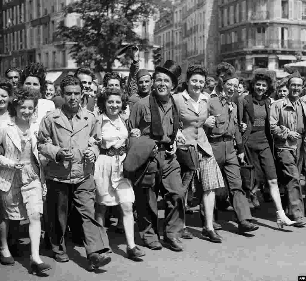 Paris, Franța, 8 mai 195 - cilivi, partizani și soldați pe străzile capitalei franceze.