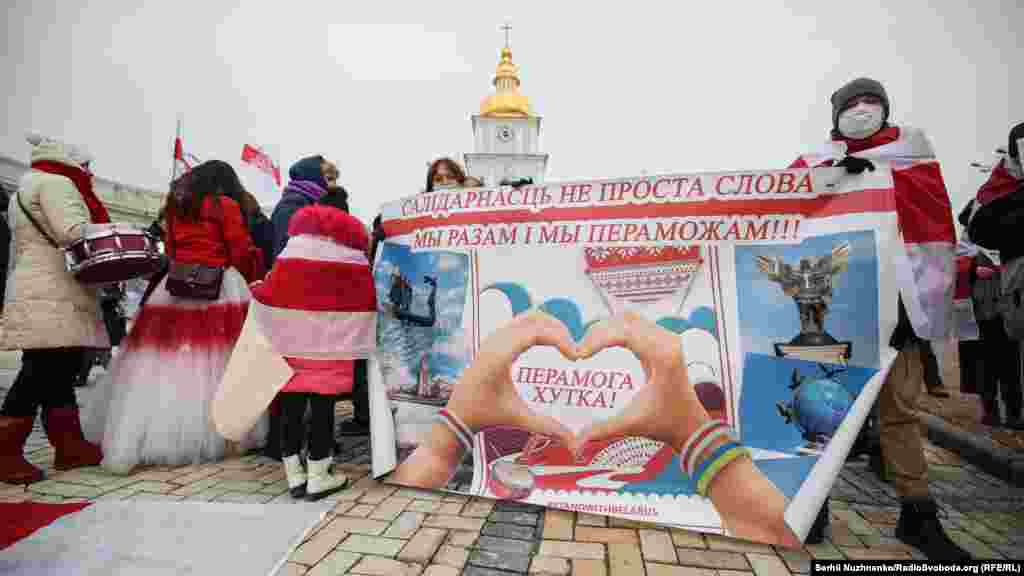 До акції доєдналися близько ста людей, кияни, громадяни Білорусі, які були змушені виїхати з країни