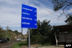 Нові азербайджанські дорожні вказівники відстаней, встановлені в Нагірному Карабаху після взяття території під контроль Азербайджаном (вересень 2023 року)