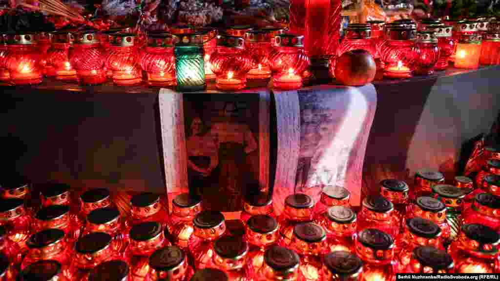 «Найголовніше зараз – Україна» – писав у листах Йосип Сталін. Для українців ці слова коштували мільйони життів. Чоловік шукає у Книзі пам’яті прізвища померлих близьких