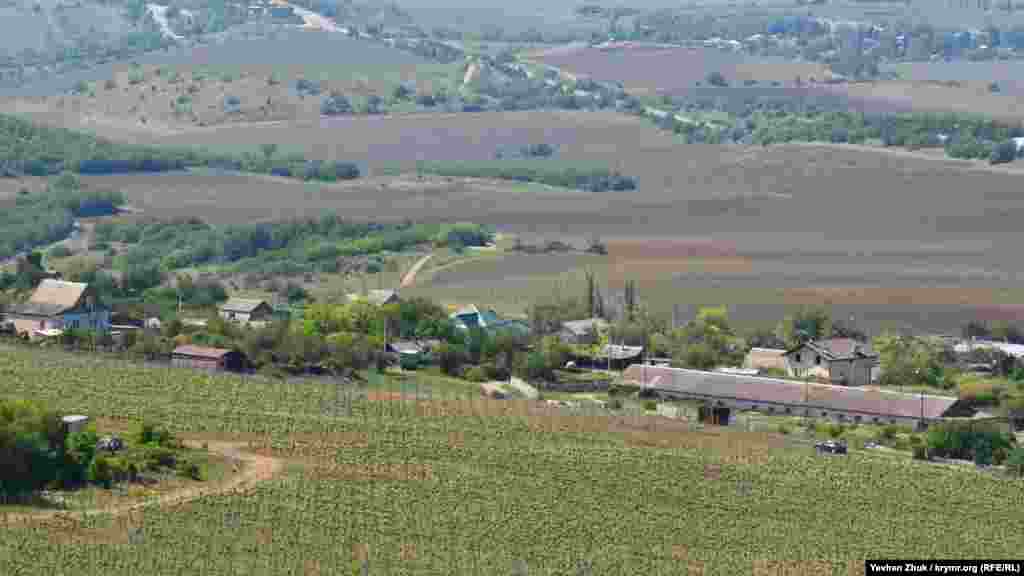 Краєвид із вершини Аю-Кая на село Оборонне (Камари). Стратегічно воно розташоване дуже зручно: наприклад, під час Кримської війни в ньому квартирували французькі кавалеристи. А на горі стояло середньовічне замкове укріплення – ісар