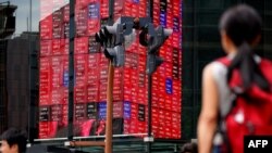 Panouri cu prețurile Nikkei 225 la Tokyo, pe 12 august 2025.