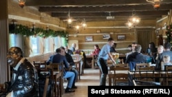 Під час обідньої перерви в ресторані майже немає вільних місць