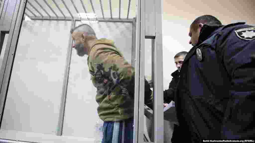 У сусідній залі, паралельно, відбувалось засідання із обрання запобіжного заходу для іншого підозрюваного у справі Шеремета, ветерана бойових дій Андрія Riffmaster Антоненка