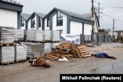 Тіла вбитих цивільних на вулицях Бучі. Фото 3 квітня 2022 року