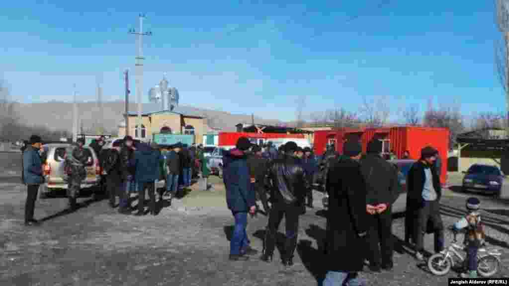 Аҳолии  маҳаллӣ дар кӯчаҳо дар Бодканд рӯзи 18-уми январ