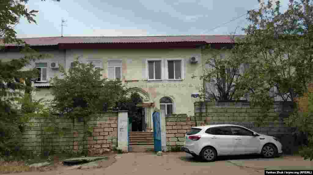 З парної сторони будинки закінчуються – там схил Ушакової балки. А з непарної сторони в глибині дворів ховається несхожа на сусідні будинки двоповерхова будівля. Сьогодні тут живуть люди і за документами – це багатоквартирний будинок, але дивна архітектура нагадує типову радянську контору або навіть гуртожиток