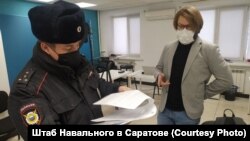 Дмитрий Цибирев в местном Штабе Навального перед акцией 23 января