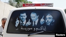 Плакат с изображением президента Сирии Башара аль-Асада (слева), президента России Владимира Путина (по центру) и лидера ливанской «Хезболлы» Сайеда Хасана Насралла