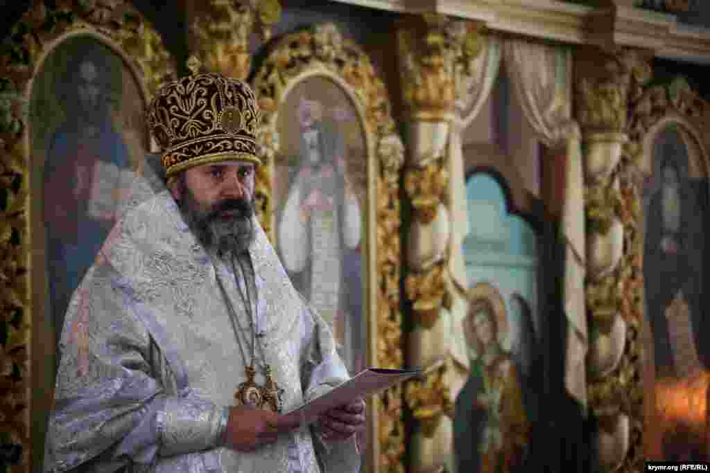 Спустя три года – в 2000-м – он станет епископом, а в 2012-м дослужится до сана архиепископа. На протяжении этих лет он руководил Крымской епархией УПЦ КП