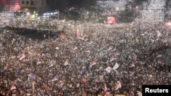 Studenti i antivladini demonstranti uključili su svetla na mobilnim telefonima tokom protesta, u Beogradu, Srbija, 15. marta 2025.
