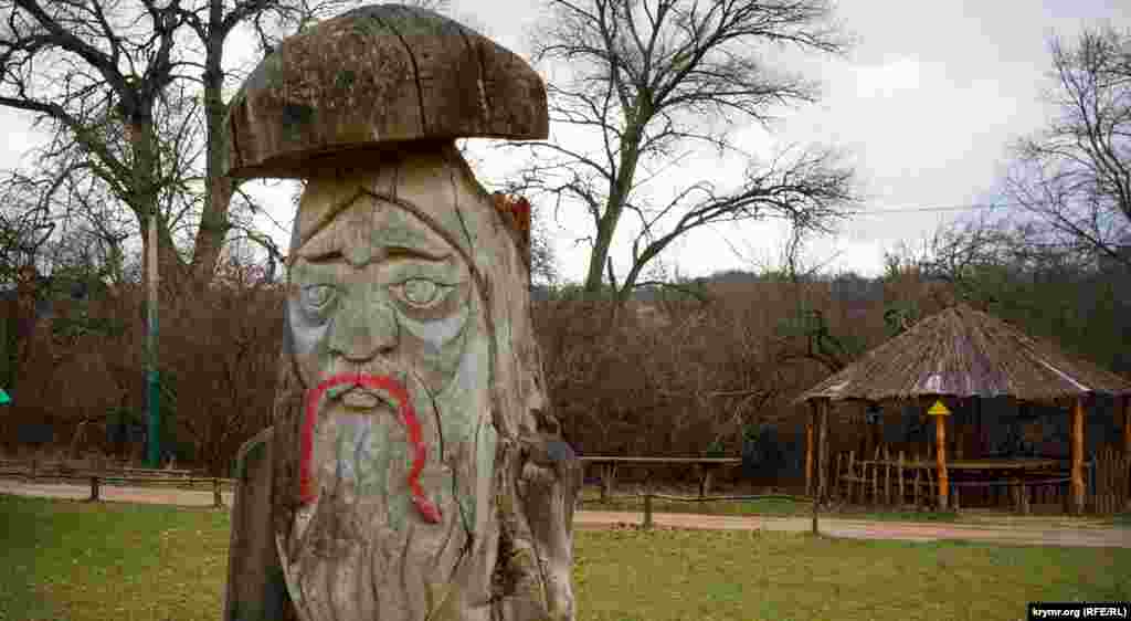 Деревянный «Дед Боровик» на пустой сказочной поляне 