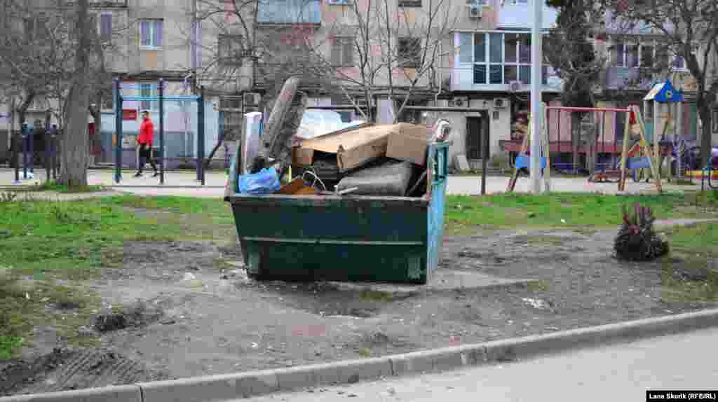 Контейнери для сміття типу «човен» переповнені майже в усьому районі. Цей розташований на вулиці Томській, навпроти школи №41