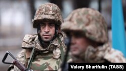 11 январ. Низомиёни тоҷикистонии узви нирӯҳои сулҳофари СПАД ҳангоми назорат аз амнияти Истгоҳи барқии рақами 1 дар шаҳри Алмаато