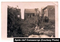 Дівчинка бавиться на фоні порожніх єврейських будинків у Турці, 1945 рік. Надано Христиною Соломончук, оцифровано ГО «Після тиші»