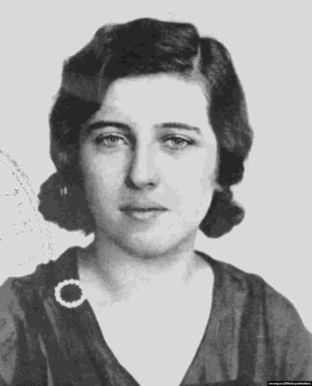 Катерина  ЗАРИЦЬКА  Псевдо: «МОНЕТА» Діяльність: організаторка та керівниця Українського Червоного Хреста; референт відділу пропаганди юнацької мережі ОУН; учасниця дівочої бойово-розвідувальної п’ятірки під керівництвом Марії Кос; крайова провідниця бандерівської жіночої мережі ОУН на Західноукраїнских землях; зв’язкова головного командира УПА Романа Шухевича. ***** Через свою підпільну діяльність Катерина Зарицька зазнала кілька арештів, як з боку польської, так і з боку радянської влад.  У 1948-му СРСР дав їй 25 років таборів. На допитах, які тривали майже півроку, аби не здати побратимів, вона відмовлялася свідчити та вдавала себе за іншу особу. За це її катували. Ворог назавжди розлучив її з чоловіком, якого ще раніше заслали до ГУЛАГу, а також не дав виховати сина Богдана.