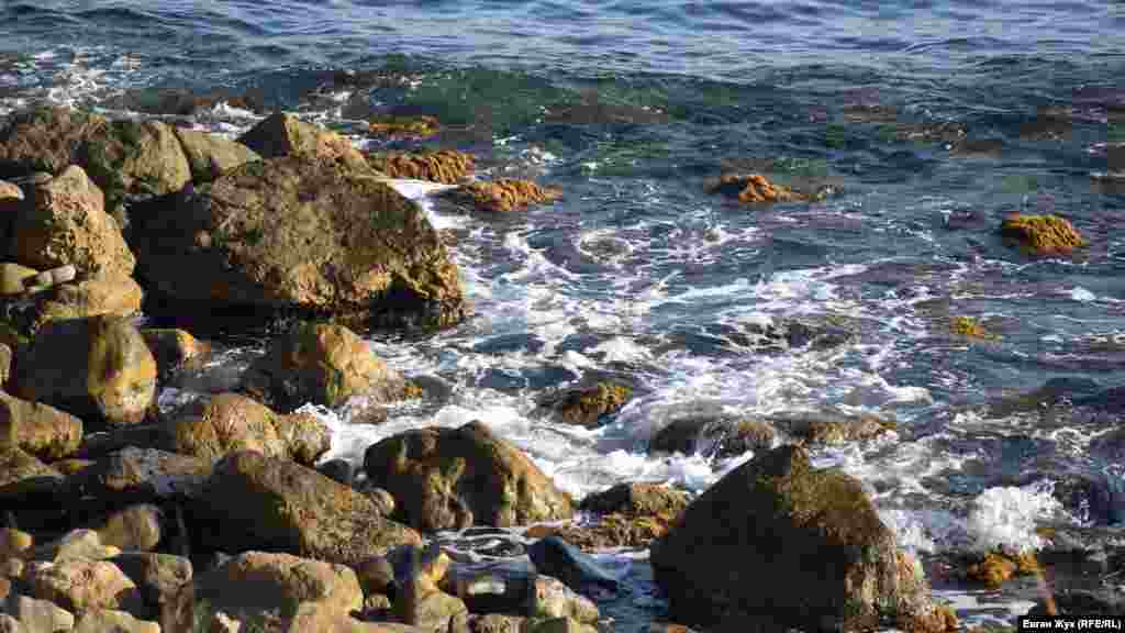 Хвилі ліниво «лижуть» величезні валуни