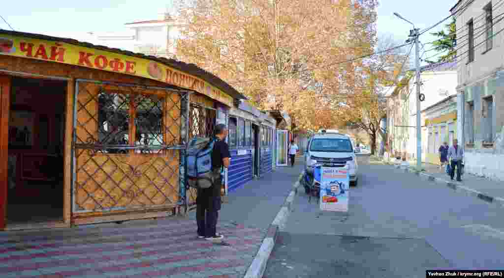 У десятці метрів від набережної – тиха і спокійна вулиця