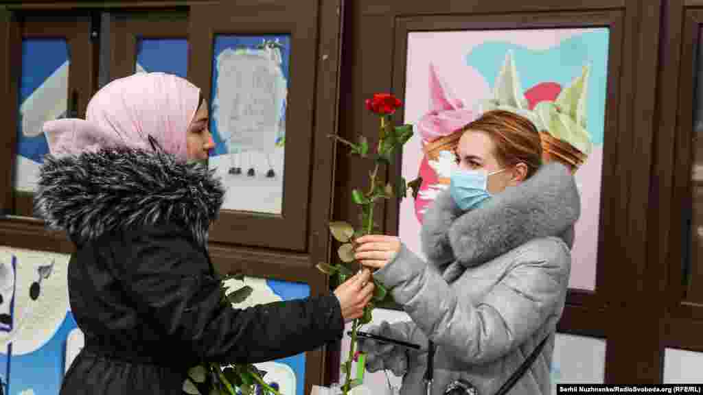 Хіджаб – жіночий одяг, який відповідає нормам шаріату, повинен закривати тіло й волосся жінки  