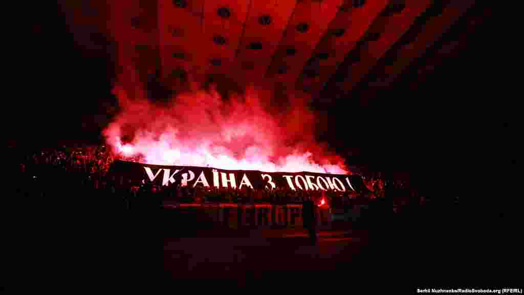 50-й день. На стадіоні «Олімпійський» в Києві активісти влаштували вогняне шоу на підтримку режисера. Коли згасло світло, вони підсвітили фаєрами банер «Україна з тобою!», вигукуючи «Свободу Олегу Сенцову» і «Крим – це Україна»