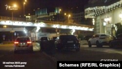 «Схеми» зафіксували, як повз готель тричі проїжджала патрульна машина