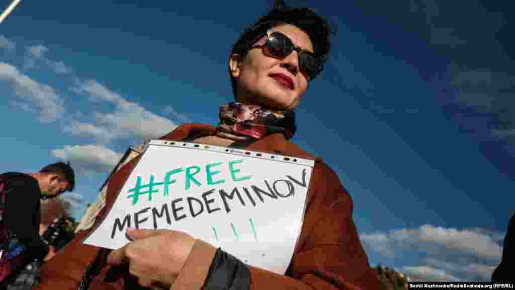 По словам координатора правозащитной организации «Крым.SOS» Тамилы Ташевой, Нариман Мемедеминов является одним из первых гражданских журналистов в Крыму, а все обвинения против него – надуманные. «Он, после основания движения «Крымская солидарность», был зачинателем такого понятия, как гражданская журналистика. Его обвиняют, как и других наших ребят в Крыму, в экстремизме, терроризме, и понятно, что это не имеет никакого отношения к реальным действиям», – сказала Ташева