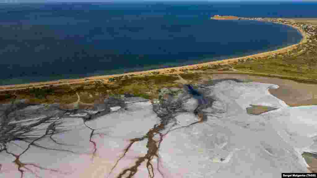 Чокракское озеро – это соленый водоем на Керченском полуострове в Крыму, который отделен от Азовского моря широкой пересыпью. Название озера с крымскотатарского переводится как «родник». Больше фото смотрите в галерее