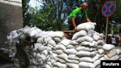 Донецк. Россиялдехун цIикIкIкараб цIайи бугел сепаратистаз баррикада балеб буго. 2014 соналъул 27 май.