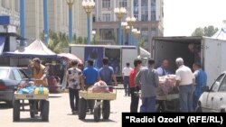 Назди бозори "Меҳргон" дар Душанбе