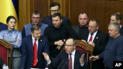 Zastupnici slušaju Andrija Parubija u parlamentu Ukrajine, 26. novembar 2018.